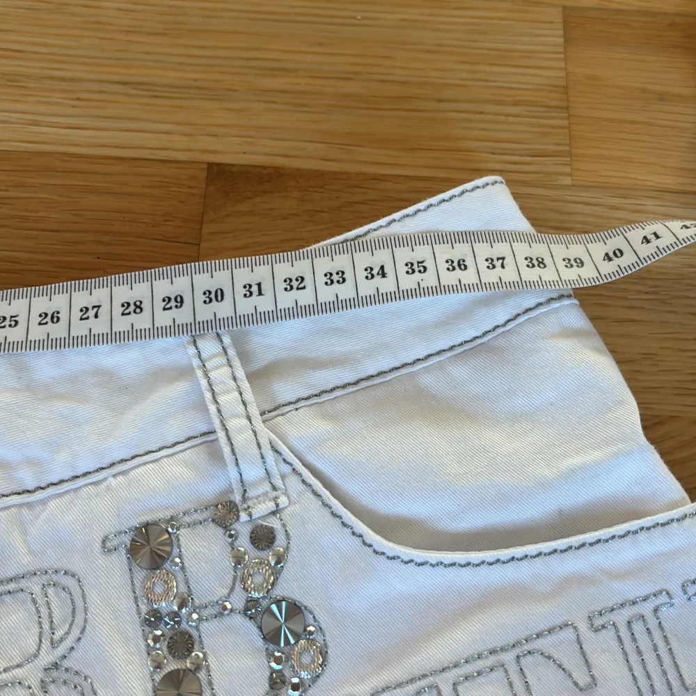 Så snygga lågmidjade jeansshorts ! Jag är 168 och det är mina bilder. Köp via köp nu direkt eller Swish, kvar tills markerad som såld 🌸. Shorts.