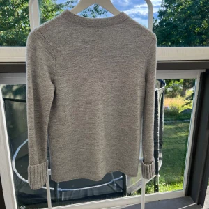 NY! Club Monaco merinoullströja merino sweater storlek S - Oanvänd stickad tröja från Club Monaco i 100% extra fine merino.   Ljusgrå, melerad. Så fin!!   Storlek S, mått:  Ärmhåla till ärmhåla ca 45 cm Längd ca 58 cm Innerärm ca 52 cm  Ingenting att anmärka på.