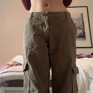 baggy cargo jeans från brandy melville - ascoola baggy gröna cargos från brandy melville💖passar helst dig som är kort