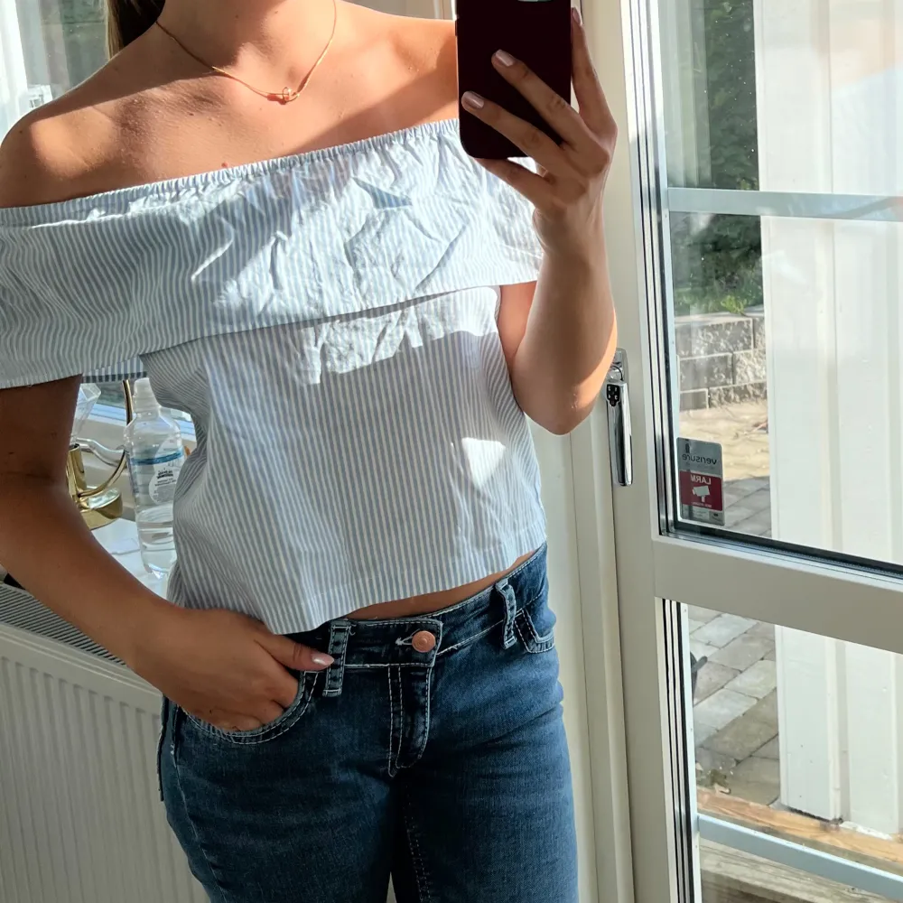 Superfin och somrig off-shoulder topp! Köpt här på plick, inga tecken på användning.🤍. Blusar.