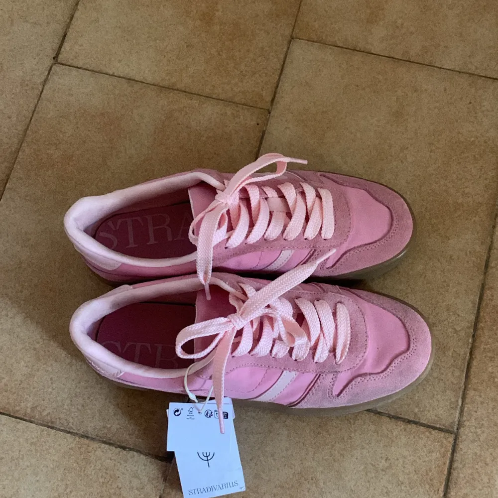 Rosa sneakers köpta utomlands, lika sambas! 💕Aldrig använda ute . Skor.