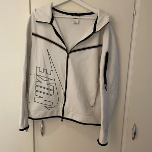 Hoodie Nike - I använt skick, en fläck på ärmen - se bild 2