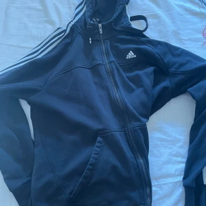 Adidas hoddie - Använd fåtal gggr