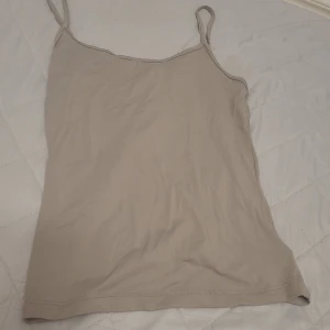 Grått linne och svart linne - Inga hål ,bra skick,nästan helt nya, inga fläckar, båda e storlet xs