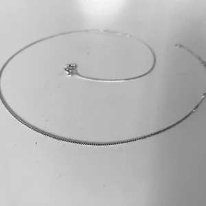 Tunn silverkedja - Tunn silvrig kedja. Minimalistiskt halsband som även passar fint med berlocker till. Pris kan självklart diskuteras!