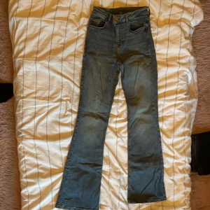 Bootcut Jeans - Bootcut jeans från cubus. Highwaist