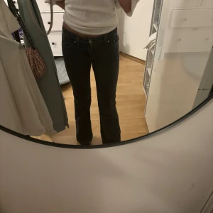 Lågmidjade bootcut jeans  - Säljer ett par mörkgråa Lågmidjade bootcut jeans för att de inte används, byxorna är använda men i bra skick. Priset kan diskuteras💗💗