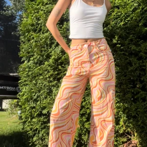 Mönstrade byxor  - Stretch i midjan som jag sytt in för att passa S, tar man bort det passar de M💖 Paketpris om man köper flera saker från min sida, lägger upp massa nytt nu!💖 Allt doneras 15 aug, köp innan det <3