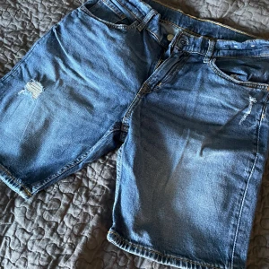 Jean shorts h&m - Jean shorts från h&m med märken