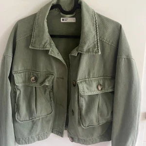Jeans jacka  - Jättefin jeans jacka! Knappt använd & inga defekter på jacka! Storlek S 🍓