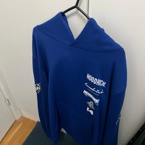 Hoodrich dress - Helt ny och oanvänd dress.  Båda byxorna och tröjan är i Storlek L