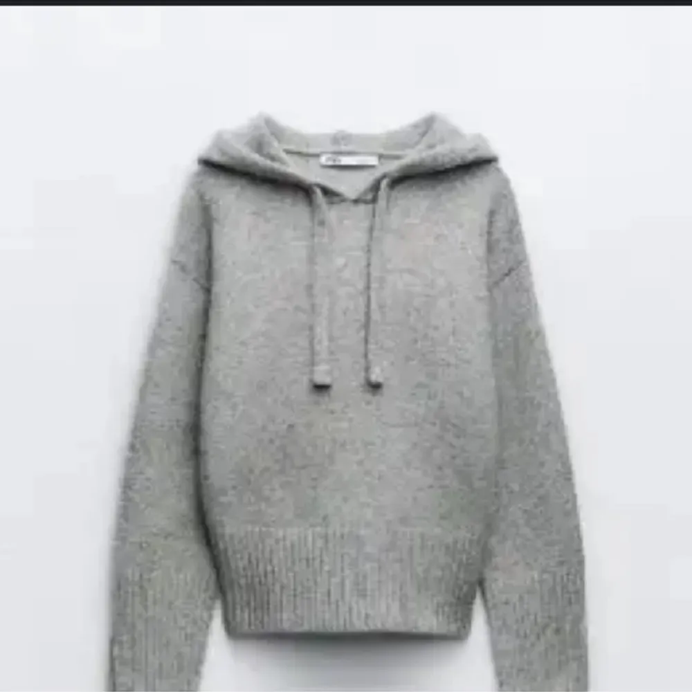 Säljer denna sjukt snygga stickade hoodien, använt ca 5 gånger då jag inte får användning av den. Köptes på zara butiken och är i nyskick!❤️. Hoodies.