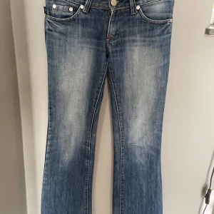 Victoria Beckham jeans  - Säljer domma as coola Victoria Beckham jeansen då dom är alldeles för korta på mig som är 1,73 passar någon i längden 1,65 skulle jag säga skriv om ni vill veta måtten💕 kommer inte gå under der satta priset 💕