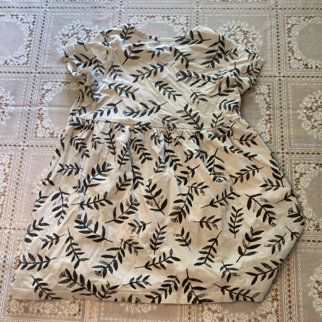 Vit klänning med blad - 90