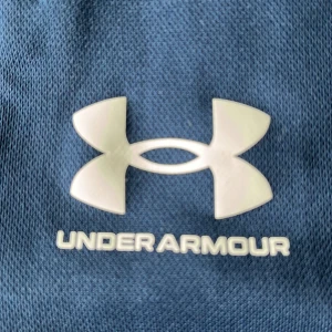 Träningsbyxor från under armour  - Säljer nu dessa byxor från under armour i storlek M herrmodell men passar mig som är tjej och brukar ha xs-m dem har dragkedja längs ner se bild 3 och är lite slitna vid knäet men inget man tänker på se bild 4 nypris ca 600 och köparen står för frakt