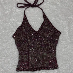 Topp med paljetter  - Jag älskar toppen men tyvärr så passar den inte mig. Jag skulle rekommendera den till tjejer med små till medium bröst. 