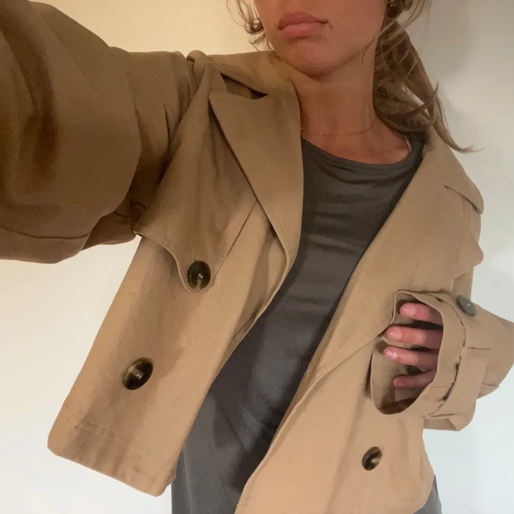 Croppad trenchcoat knappt använd. Jackor.