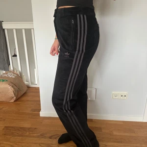 Manchester kostymbyxor  - Snygga adidas Manchester kostymbyxor 