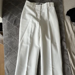Zara kostymbyxor  - Vita kostymbyxor från zara. Använda en gång. 