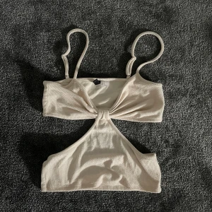 H&M mini fest topp - Här är en söt topp som passar till festival och annat i storlek S. Passar XS skulle jag säga. Den är beige Aktig och i fint skick. Använd kanske 2 gånger. 