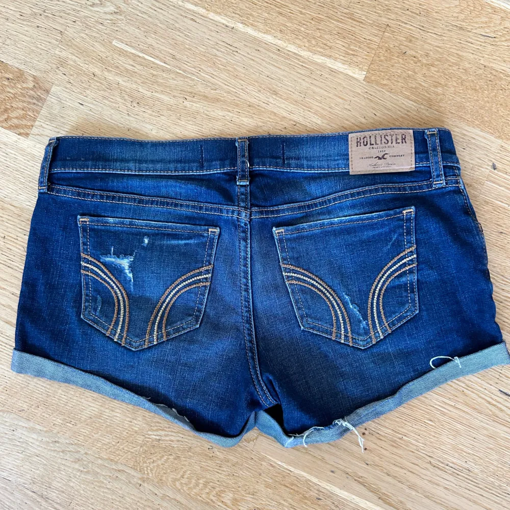 Supersnygga lågmidjade Hollister shorts i w27! Fint skick, inga defekter! Skriv om du undrar något💕 Midjemått: ca 40 cm. Shorts.