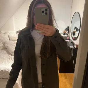 Grön Overshirt - Säljer min gröna overshirt från Jack & Jones. Funkar för både tjejer och killar och är inte använd så mycket dvs inga defekter. Den är i barnstorlek 170 och jag skulle säga att det är en Xs/S 