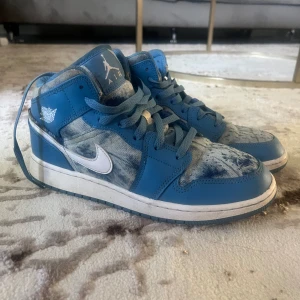 Jordan 1 unlimited edition  - ursnygga sneakers köpta i New York customize shoe shop. Dessa skor säljs även pga ingen användning längre och har dessutom endast använts fåtal ggr.