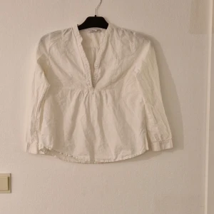 Vit blus - Fin vit blus i använt men bra skick 