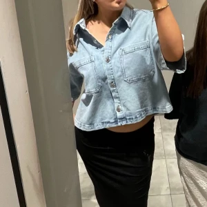 Jeans Skjorta - Superfin och bara använd en gång, populär och slutsåld på hemsidan, storlek XL menn sitter bra på en M (jag har M första bilden är min). Buda inte under priset jag angett!!