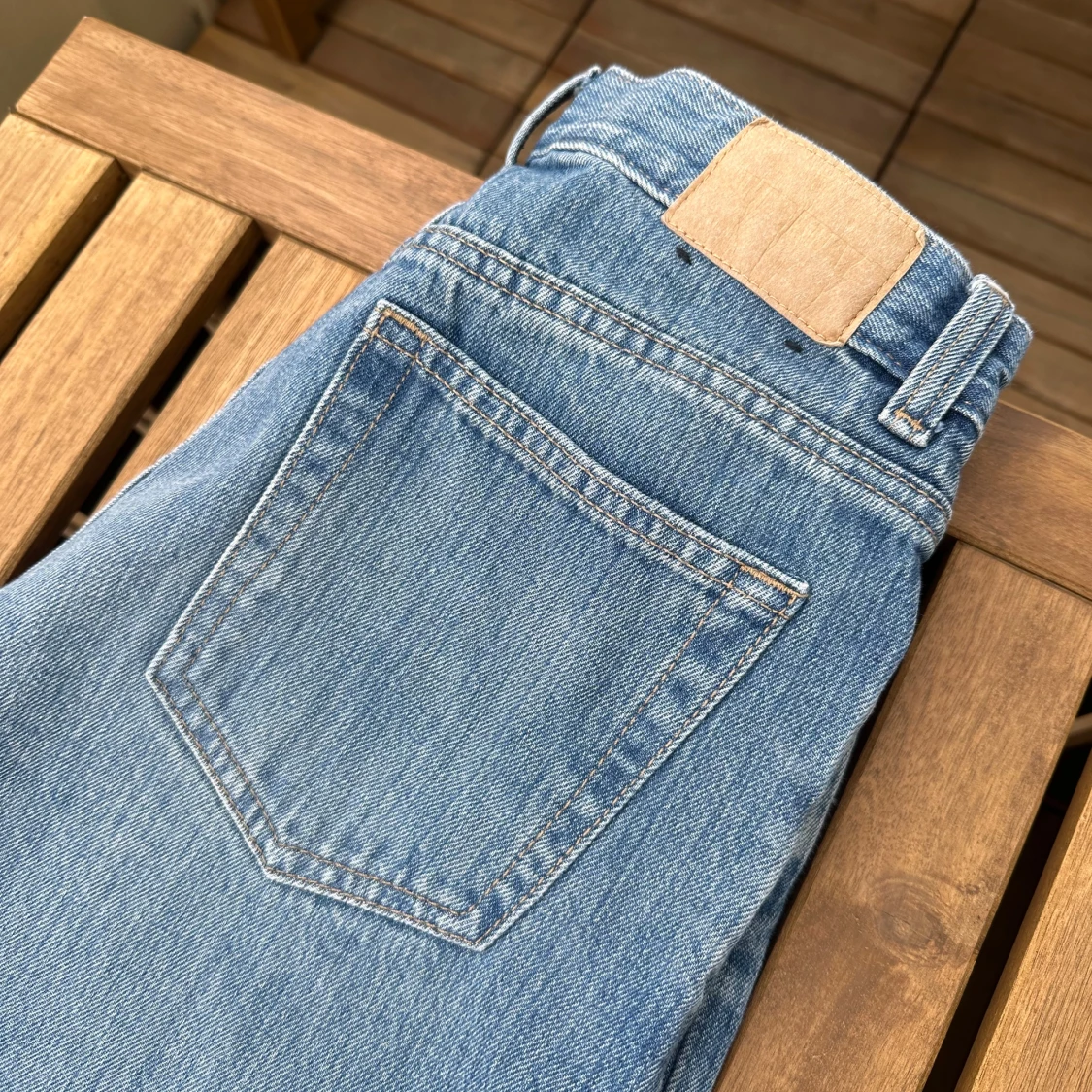 Weekday Rail Mid Loose Jeans i färgen ”Trove blå” storlek W26 L32