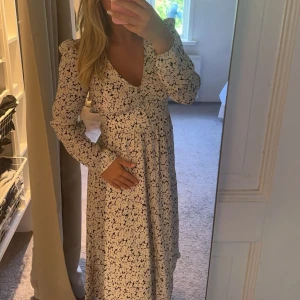 Klänning  - Säljer denna supersommriga klänningen ifrån indiska i storlek xs, men passar även S. Använd endast en gång så nytt skick! Köpte den för 700 kr och säljer för 500 kr! ❣️