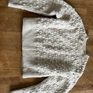 Stickad tröja - Stickad tröja från Zara i storlek S. Fint skick då den inte använts så många gånger. 