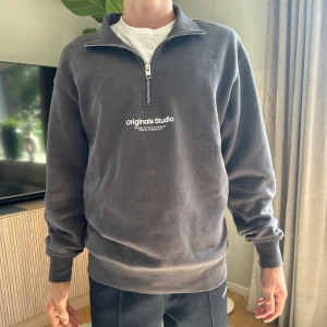 Jack and Jones Half Zip  - Snygg tröja som knappt är använd alltså mycket bra skick. Pris kan diskuteras vid snabb affär.