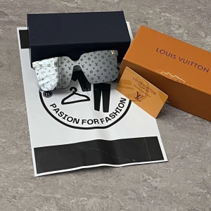 Lv solglasögon - Säljer helt nya Lv solglasögon. Passar perfekt nu till sommaren och det medföljer två box en blå (magnetisk) och en vanlig box, det med följer även lite andra små grejer 