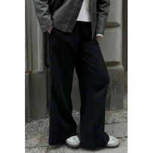 NYA! Air Wide Linnebyxor Bikbok nypris 499:- strl M - NYA!  Air Wide Linnebyxor Bikbok nypris 499:- strl M. Modellen på bilden är 172 cm och har strl M