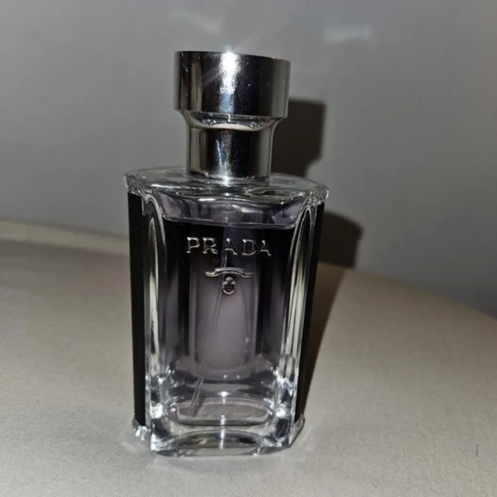 Prada l'homme edt 50ml  Knappt använd ~ 49ml kvar. Parfym.