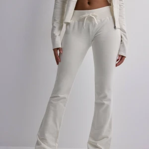 Vit set Nelly - Säljer denna set från Nelly i storlek XS, de är helt nya med prislappar på. Byxorna är lågmidjade. Skriv för egna bilder 💕