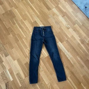 Högmidjade denim jeans - Högmidjade svarta/märkgråa jeans.  Storlek 13-14y men är som 34/36 i storlek.