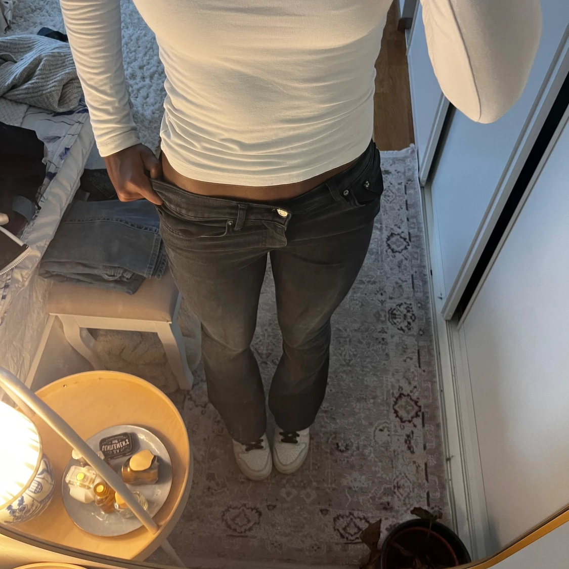 Low waist bootcut jeans från Gina tricot