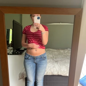 Låg midjade jeans  - Snygga jeans, super sköna men tyvärr lite för små för mig. Låg midjade.