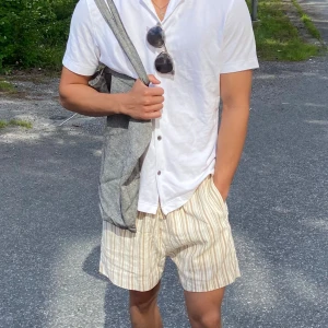 Shorts - Beige sommar shorts från H&M för herr i storlek S. Aldrig använd.  Säljer pågrund av fel storlek. 