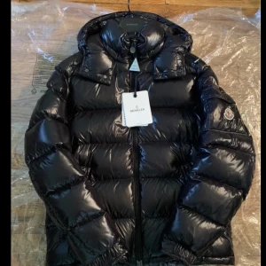 Moncler maya - Letar efter men moncler maya för ett väldigt bra pris eller byte mot mina valentiono skor(blå)