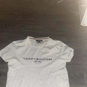 Tommy hilfiger tshirt - Lite andvänd men inge som syns