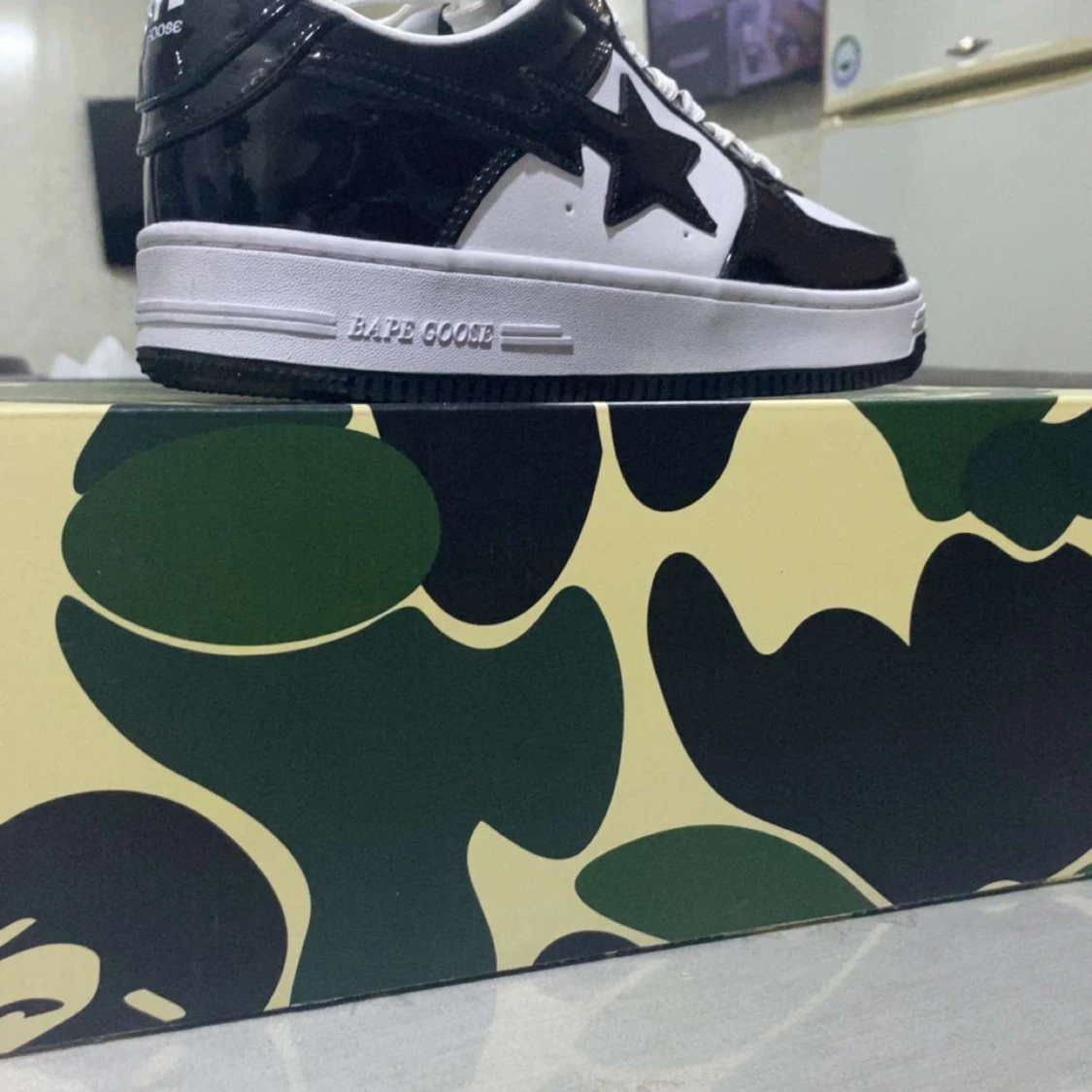 Hej! Säljer bape skor och paketet ingår. Storlek 40 fast passar 39. Helt nya oanvända. Hör av er vid frågor  - 93