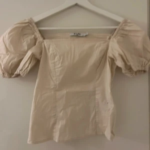 fin blus - jättefin benvit blus från nakd!💘