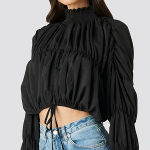 na-kd blus  - Draped Sleeve Blus från Na-Kd, köpt för 549kr men ingen användning av den. En XS men skulle passa S/M också 