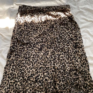 leopard kjol - säljer denna leopard kjol. i storlek xs. den har två snören som man kan knyta en rosett på sidan
