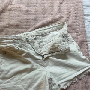  Jeans shorts  - Jätte snygg lågmidjade jeans shorts i vitt 