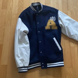 Jacka - Köptes från H&M ett år sen men aldrig använt om någon är intresserad🩷🩷