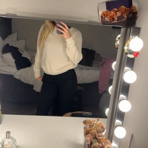 stickad tröja  - vit stickad tröja, använd fåtal gånger, super fin och skön💞